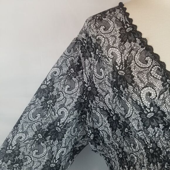 NOTATIONS. SIZE XL. BLACK WHITE FLORAL Tunic Top. Buttons at Waist - Picture 6 of 16